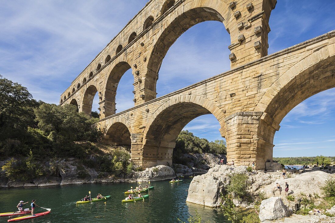 Frankreich, Gard, Vers Pont du Gard, der Pont du Gard, der von der UNESCO zum Weltkulturerbe erklärt wurde, große Stätte Frankreichs, römisches Aquädukt aus dem 1. Jahrhundert, das über den Gardon führt