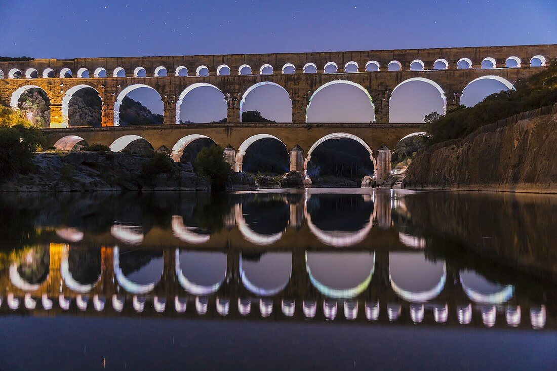 Frankreich, Gard, Vers Pont du Gard, der Pont du Gard, der von der UNESCO zum Weltkulturerbe erklärt wurde, große Stätte Frankreichs, römisches Aquädukt aus dem 1. Jahrhundert, das über den Gardon tritt, Konzeptionslicht von Guillaume Sarrouy