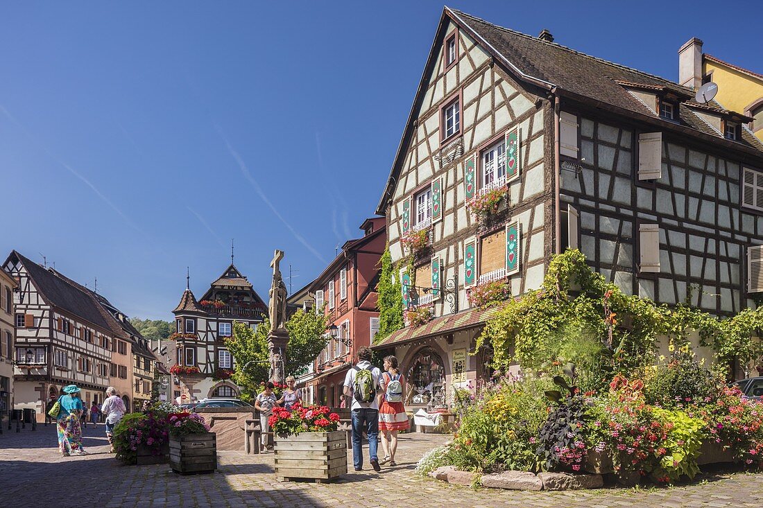 France, Haut Rhin, Route des Vins d'Alsace, Kaysersberg , place of eglise, the fountain Constantin and half timbered houses