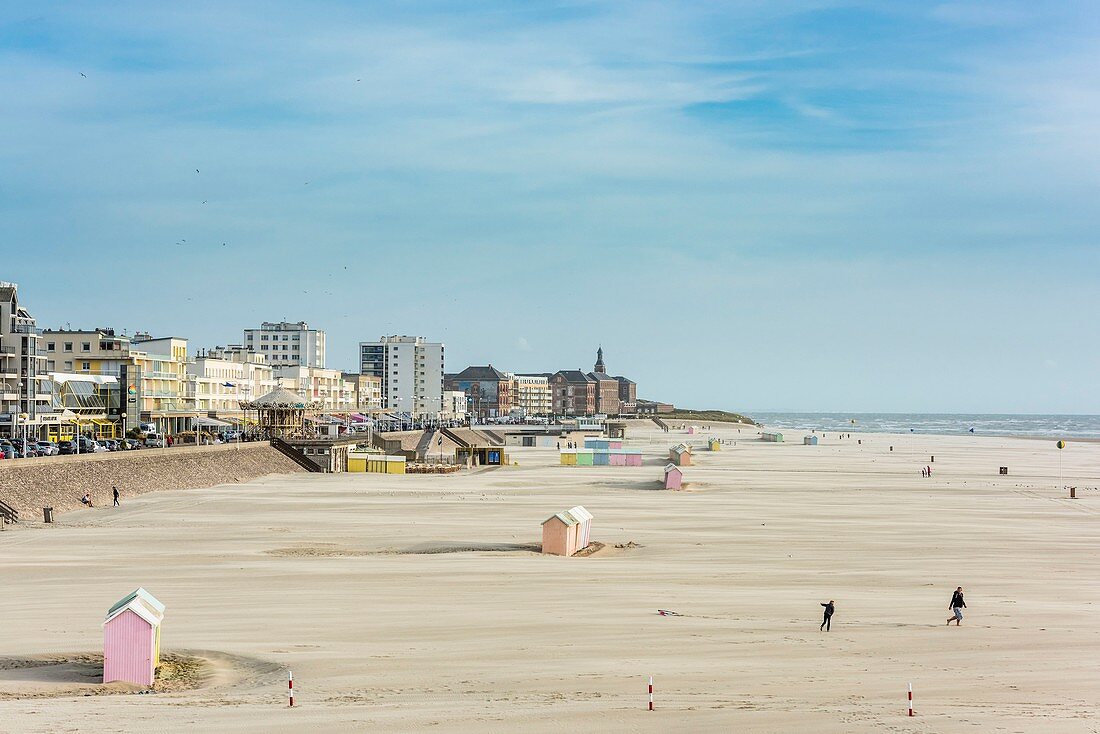 Frankreich, Pas-de-Calais, Berck-sur-Mer, Badeort an der Opale-Küste, der Strand und die Strandhütten &quot,Berlingotsundquot;