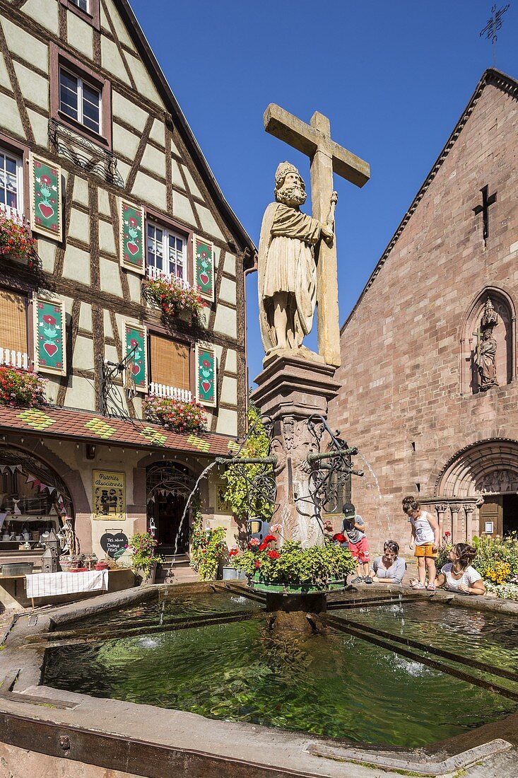 Frankreich, Haut Rhin, Route des Vins d'Alsace, Kaysersberg, Ort der Eglise, der Kirche Sainte Croix und des Brunnens Constantin