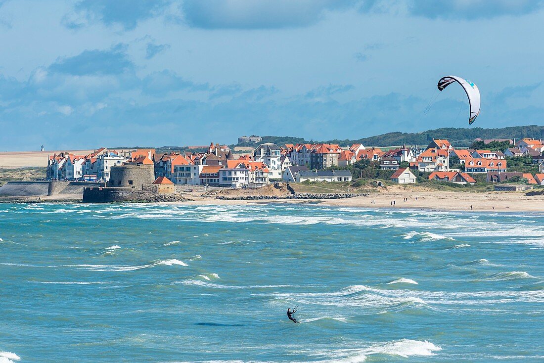 Frankreich, Pas-de-Calais, Opale Coast, Strand der Slack Dunes zwischen Ambleteuse und Wimereux, gesehen von Pointe aux Oies, Ambleteuse und seiner Festung Vauban im Hintergrund