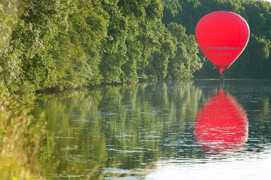 France, Indre et Loire, Chenonceaux, hot air baloon on the Cher river
