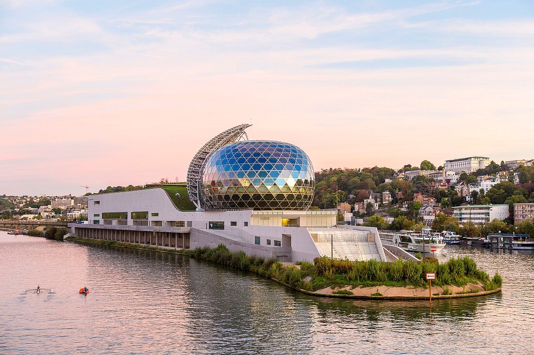 Frankreich, Hauts de Seine, Boulogne-Billancourt, Seguin Island, die Seine Musicale, ein von den Architekten Shigeru Ban und seinem Partner Jean de Gastines entworfener Mehrzweck-Konzertsaal, der am 21. April 2017 eingeweiht wurde