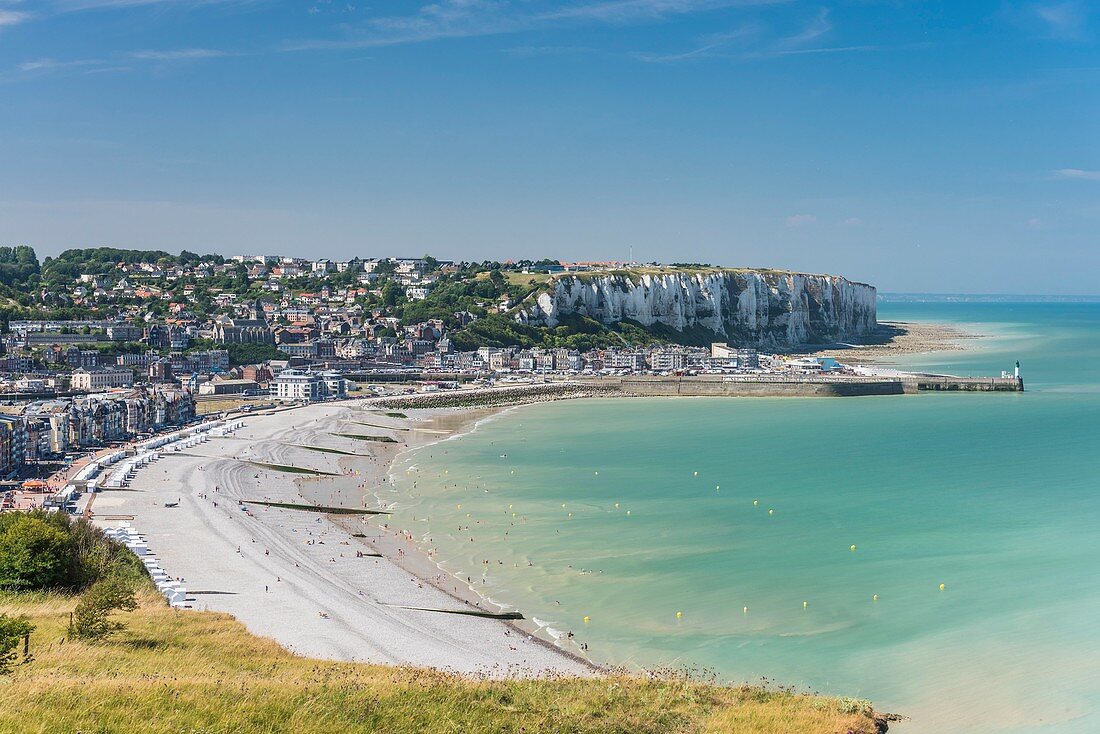 Frankreich, Somme, Mers-les-Bains, Searesort am Ufer des Kanals, Klippen von Le Treport im Hintergrund