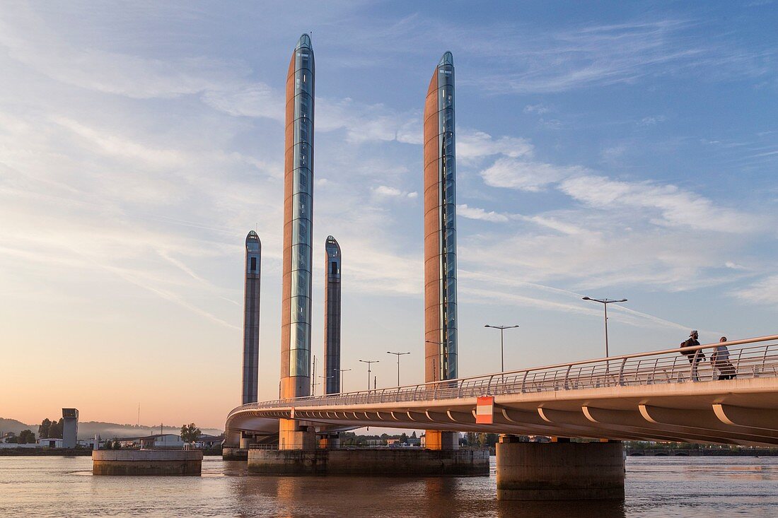 Frankreich, Gironde, Bordeaux, von der UNESCO zum Weltkulturerbe gehörendes Gebiet, Chaban Delmas-Brücke, entworfen von den Architekten Charles Lavigne, Thomas Lavigne und Christophe Cheron