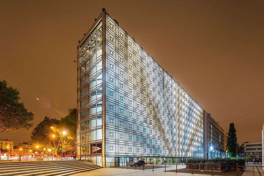 Frankreich, Paris, Institut du Monde Arabe (IMA), entworfen von den Architekten Jean Nouvel und Architecture-Studio, White Night 2017