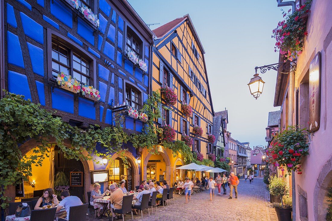 Frankreich, Haut Rhin, Route des Vins d'Alsace, Riquewihr mit der Bezeichnung Les Plus Beaux Villages de France (eines der schönsten Dörfer Frankreichs), Straße General De Gaulle