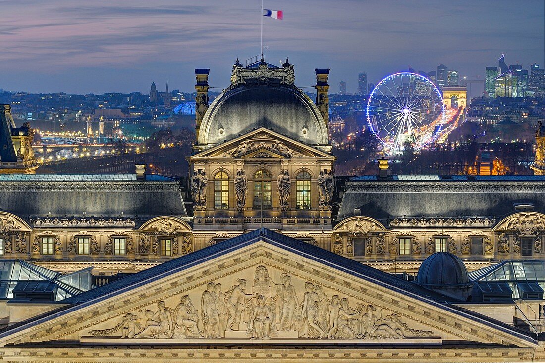Frankreich, Paris, von der UNESCO zum Weltkulturerbe gehörendes Gebiet, Louvre-Museum, Giebel der Kolonnade und Pavillon de L'Horloge (Uhrenpavillon)