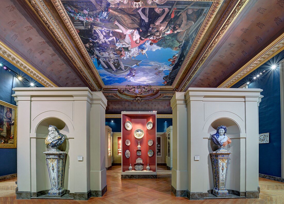 Frankreich, Paris, Gebiet, das von der UNESCO zum Weltkulturerbe erklärt wurde, Louvre-Museum, Abteilung für dekorative Kunst, ehemaliger Staatsraum des Rates mit einer Decke aus dem Jahr 1827. Keramik aus dem 17. Jahrhundert, darunter zwei allegorische Skulpturen des Winters (links) und des Herbstes von Nicolas Fouquay um 1730.