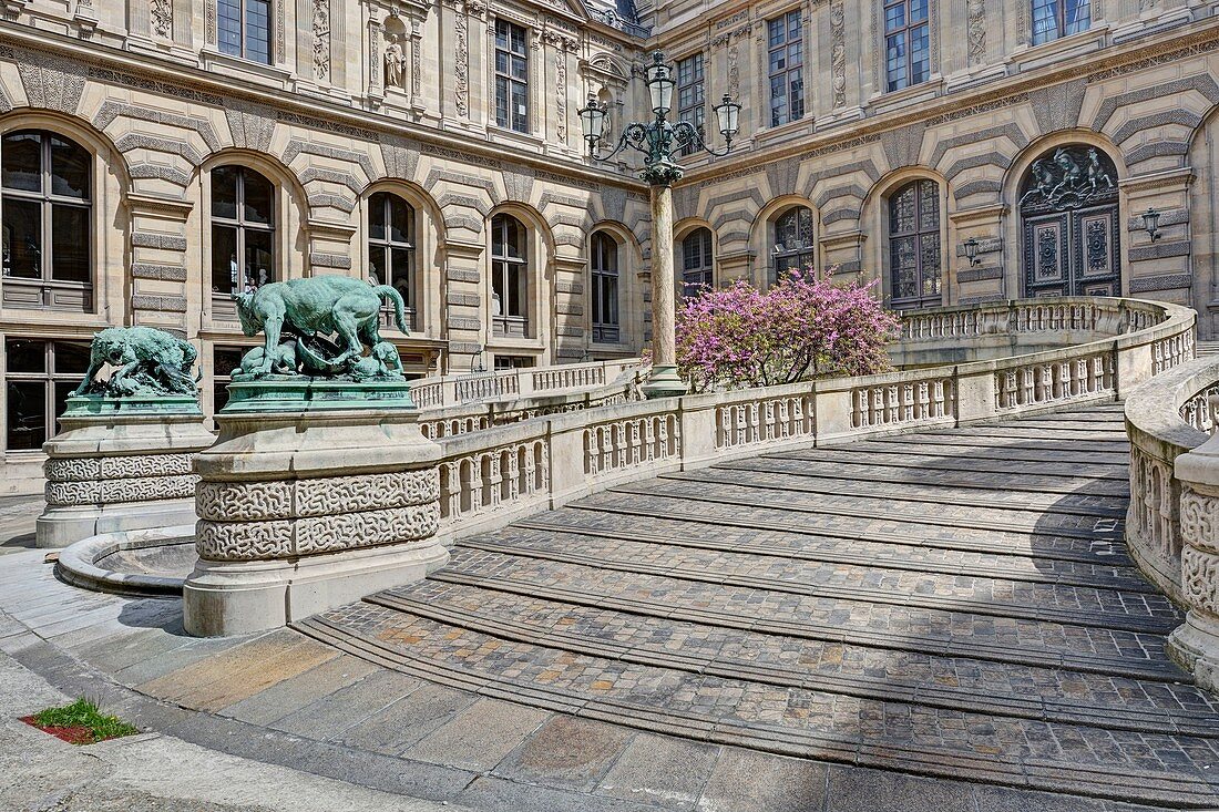 Frankreich, Paris, von der UNESCO zum Weltkulturerbe gehörendes Gebiet, Louvre-Museum, Lefuel-Innenhof, entworfen vom Architekten Lefuel unter der Leitung von Napoléon III. Die Pferderampe ist von der Hufeisentreppe des Fontainebleau-Palastes inspiriert