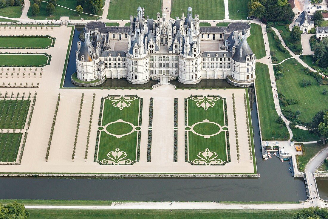 Frankreich, Loir et Cher, Loiretal, von der UNESCO zum Weltkulturerbe erklärt, Chambord, das Schloss und der Garten (Luftaufnahme)