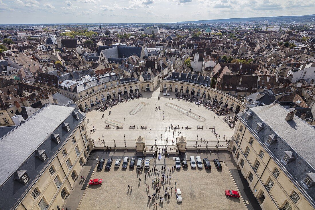 Frankreich, Côte d'Or, Dijon, Befreiungsplatz vom Turm Philippe le Bon des Palastes der Herzöge von Burgund aus gesehen