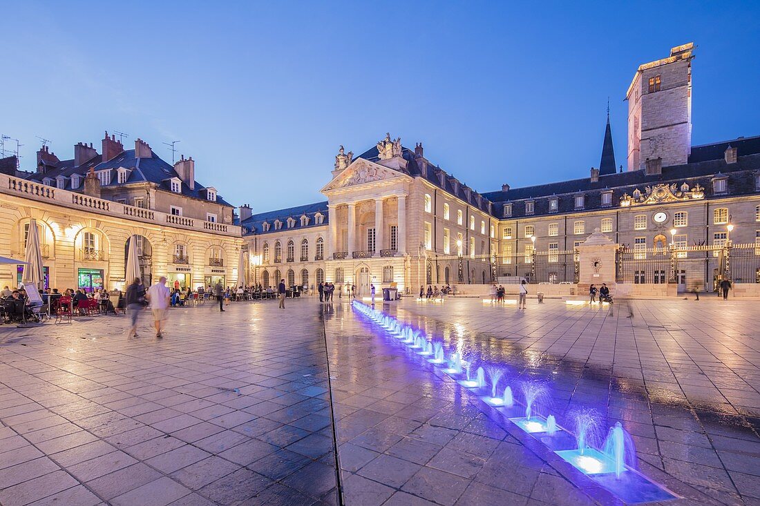 Frankreich, Côte d'Or, Dijon, Befreiungsplatz mit dem Turm Philippe le Bon des Palastes der Herzöge von Burgund