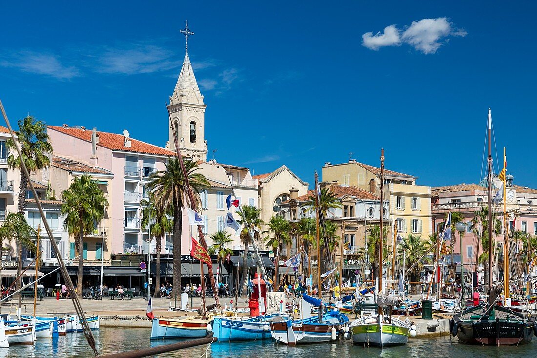 Frankreich, Var, Sanary sur Mer, Pointus (traditionelle Fischerboote) im Hafen