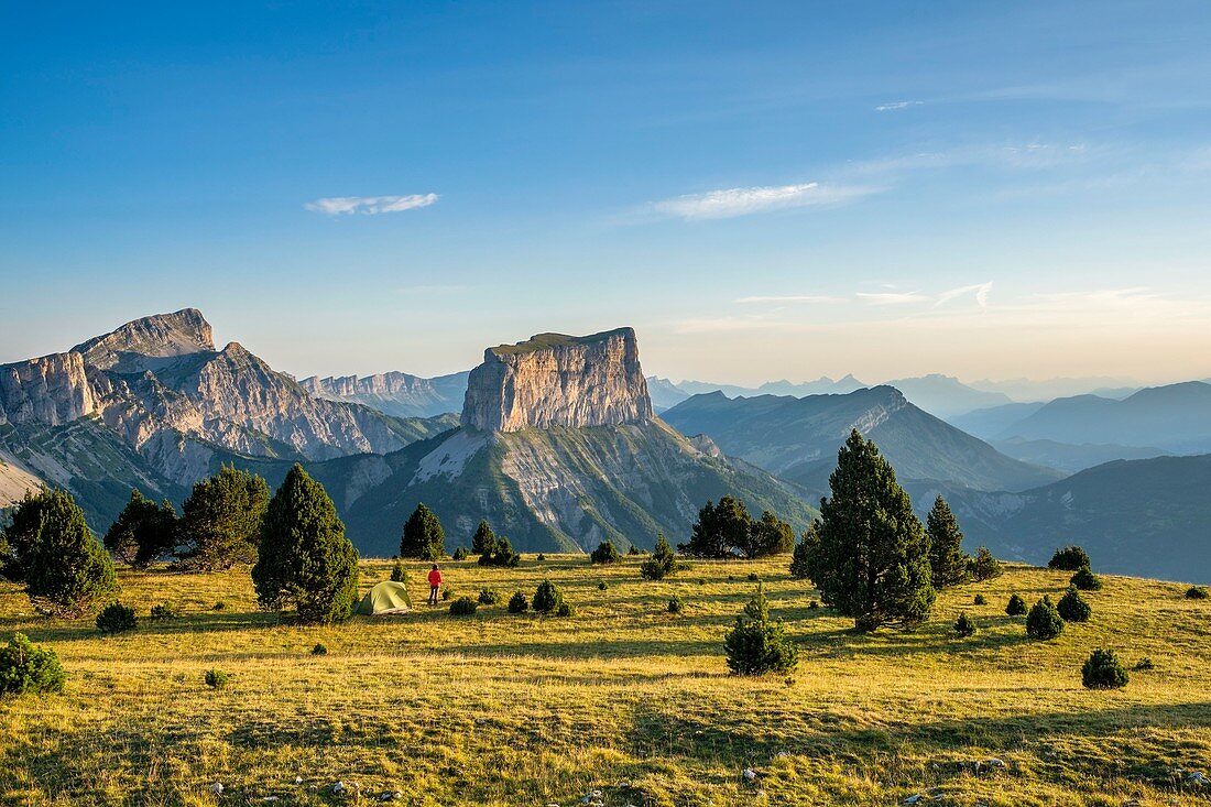 Frankreich, Isere, Regionaler Naturpark Vercors, Nationales Naturschutzgebiet des Vercors-Hochlandes, Biwak am Fuße des Tete Chevaliere (Höhe: 1951 m) mit Blick auf den Berg Aiguille (Höhe: 2087 m) und Grand Veymont (Höhe: 2341 m); höchster Punkt des Vercors-Massivs ()