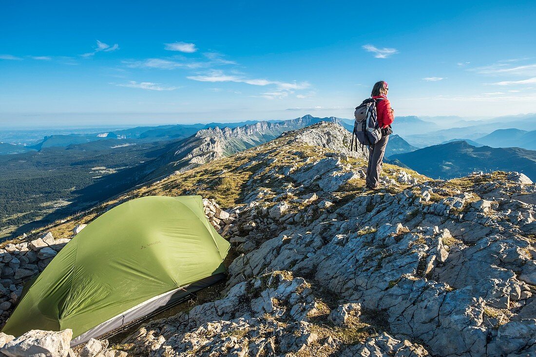 Frankreich, Isere, Vercors Regionaler Naturpark, Nationales Naturschutzgebiet des Vercors-Hochlandes, Biwak auf dem Gipfel des Grand Veymont (Höhe: 2341 m), höchster Punkt des Vercors-Massivs ()