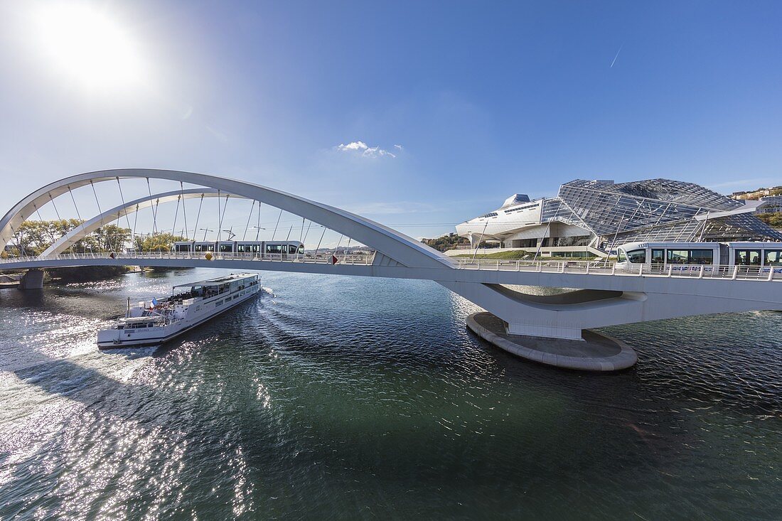 Frankreich, Rhone, Lyon, die Brücke Raymond Barre über der Rhône verbindet den Bezirk Confluence südlich des Presqu'ile, das erste vom WWF zertifizierte französische nachhaltige Viertel, und den Bezirk Gerland. Das Musee des Confluences ist ein Wissenschaftszentrum und ein Anthropologiemuseum , am Zusammenfluss von Rhone und Saone gelegen, gegründet von der österreichischen Firma Coop Himmelb (l) au