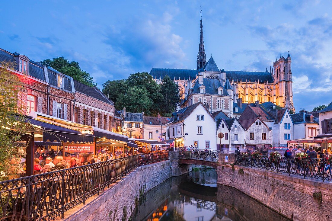 Frankreich, Somme, Amiens, Place du Don, Kathedrale Notre-Dame in der Abenddämmerung, Juwel der gotischen Kunst, von der UNESCO zum Weltkulturerbe erklärt