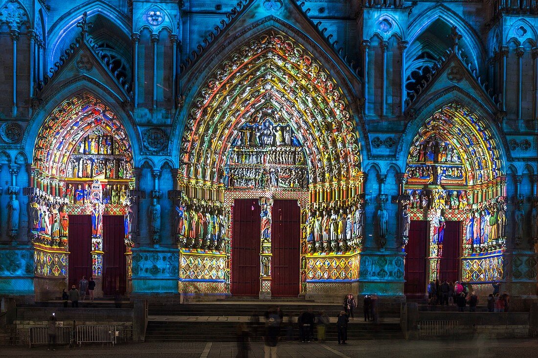 Frankreich, Somme, Amiens, Kathedrale Notre-Dame, Juwel der gotischen Kunst, von der UNESCO zum Weltkulturerbe erklärt, Tor der Westfassade, polychrome Ton- und Lichtshow, die die ursprüngliche Polychromie der Fassaden präsentiert