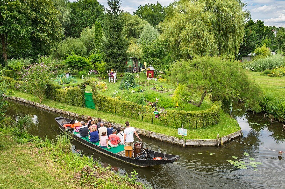 Frankreich, Somme, Amiens, die Hortillonnages sind alte Sümpfe, die gefüllt sind, um ein Mosaik aus schwimmenden Gärten zu schaffen, die von Kanälen umgeben sind und mit dem Boot besichtigt werden