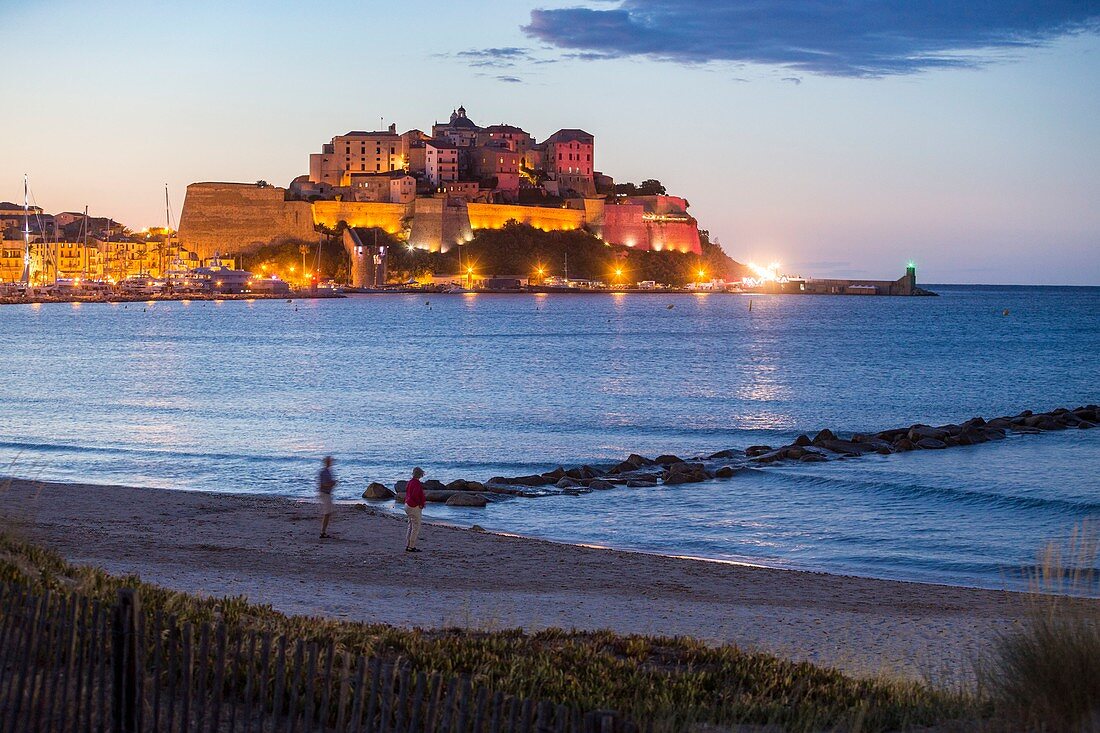 Frankreich, Haute-Corse, Balagne, Calvi und seine genuesische Zitadelle seit dem Strand der Bucht von Calvi