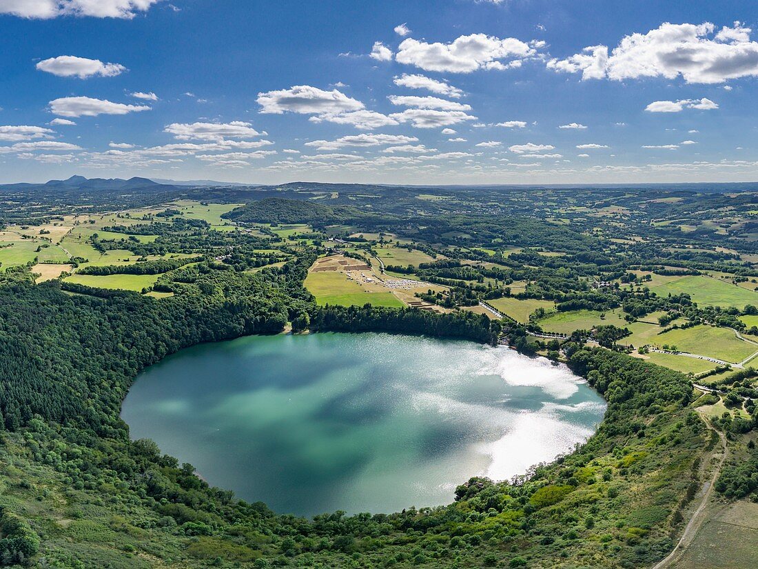 Frankreich, Puy de Dome, von der UNESCO zum Weltkulturerbe gehörendes Gebiet, Charbonnieres les Vieilles, Gour de Tazenat, Vulkantyp Maar (Luftaufnahme)