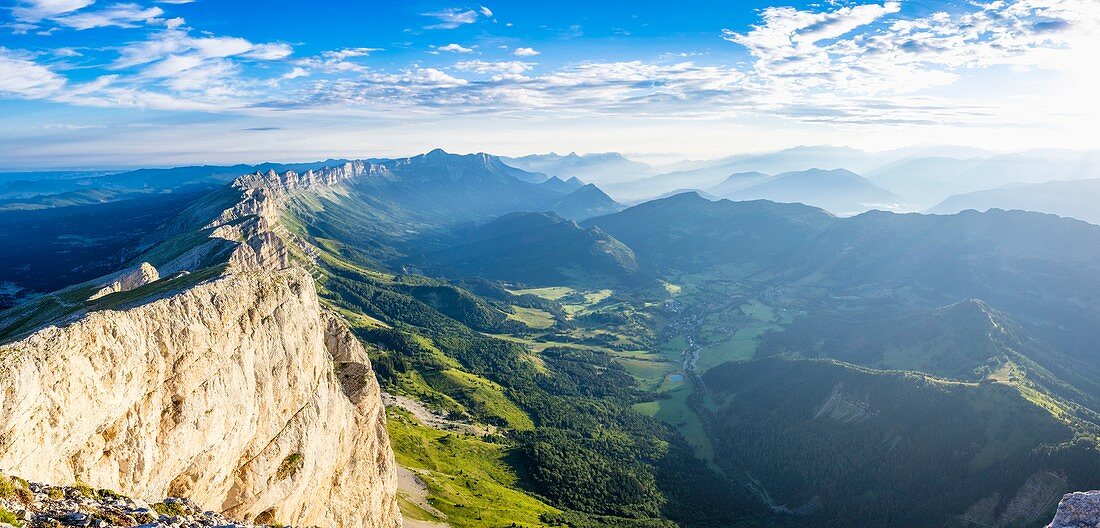 Frankreich, Isere, Regionaler Naturpark Vercors, Nationales Naturschutzgebiet des Vercors-Hochlandes, Vercors-Kämme von der Spitze des Grand Veymont (Höhe: 2341 m), höchster Punkt des Vercors-Massivs