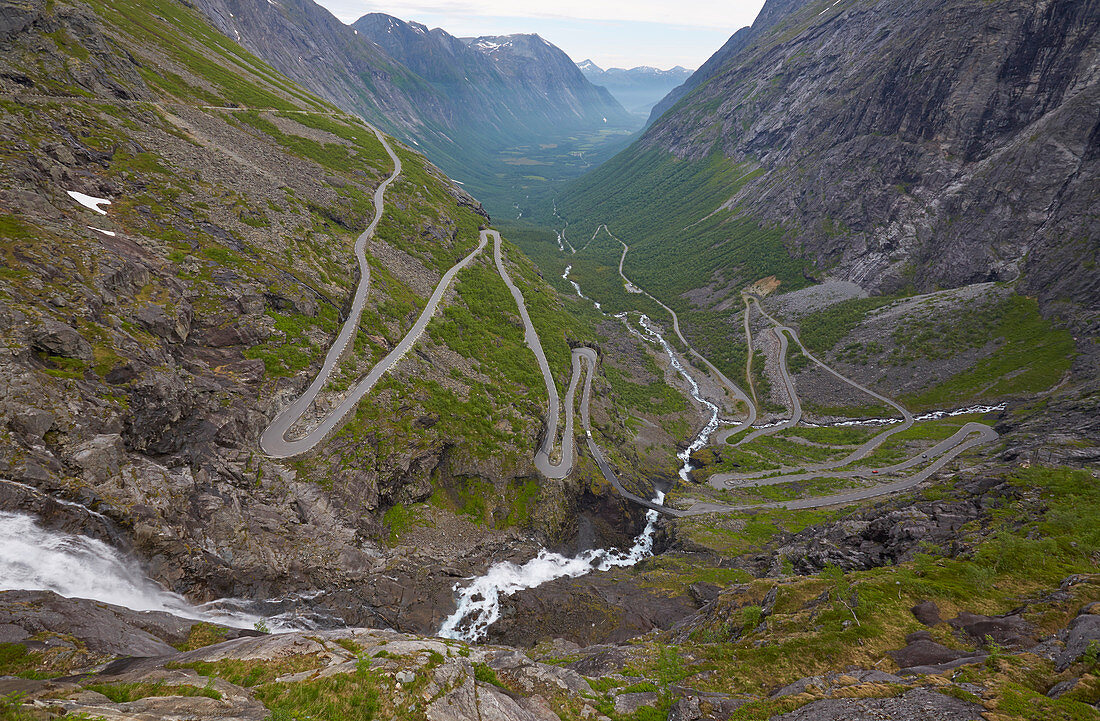 Serpentinenreiche Straße Trollstigen in Richtung Andalsnes, More og Romsdal, Norwegen, Europa