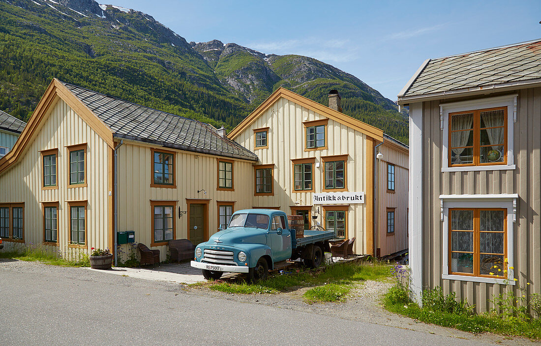 Holzhaus an der Uferstraße in Mosjoen, Nordland, Norwegen, Europa