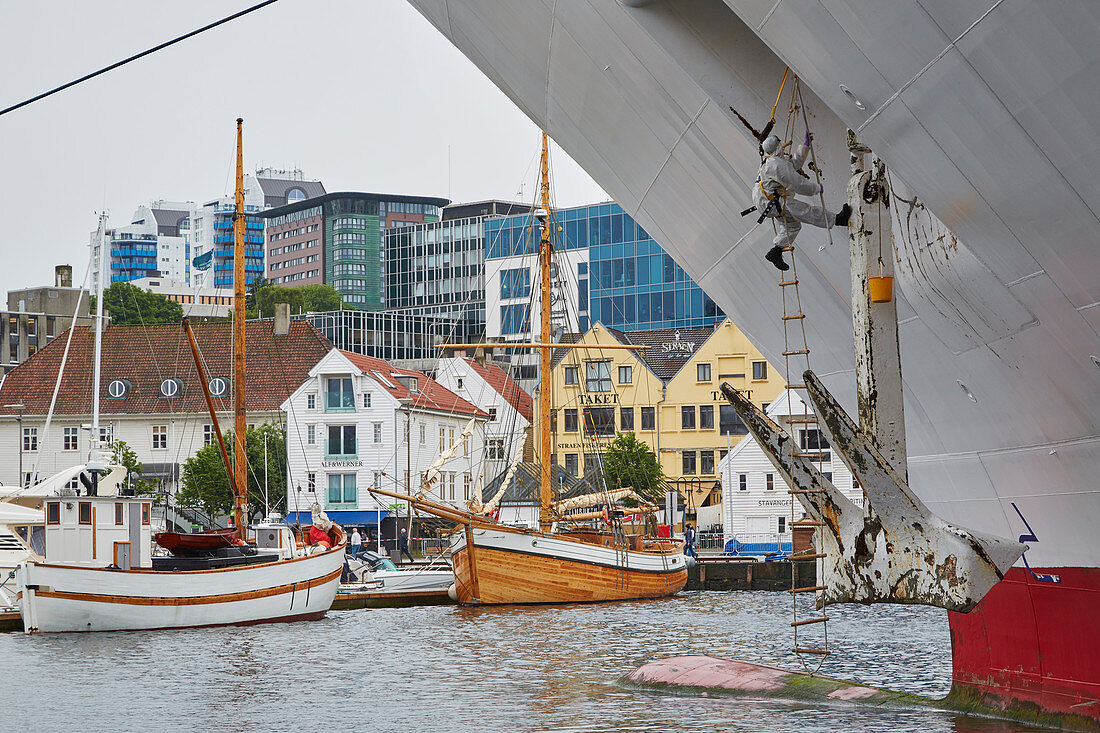 Kreuzfahrtschiff im Hafen von Stavanger wird angestrichen, Rogaland, Norwegen, Europa