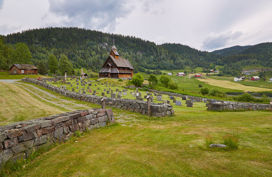 Stabkirche Eidsborg mit Friedhof bei Dalen, Telemark, Norwegen, Europa 