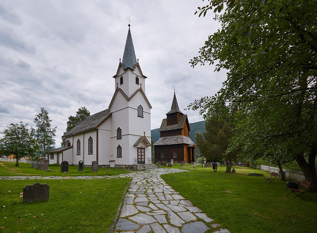 Stabkirche Torpo und neue Kirche von 1880 im Hallingdal, Gemeinde Al, Buskerud, Norwegen, Europa 