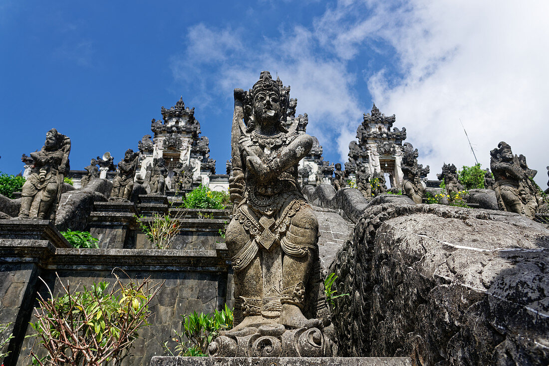Tempelwächter bewachen den Pura Luhur Lempuyang am Gunung Seraya im Osten von Bali, Indonesien, Südostasien, Asien