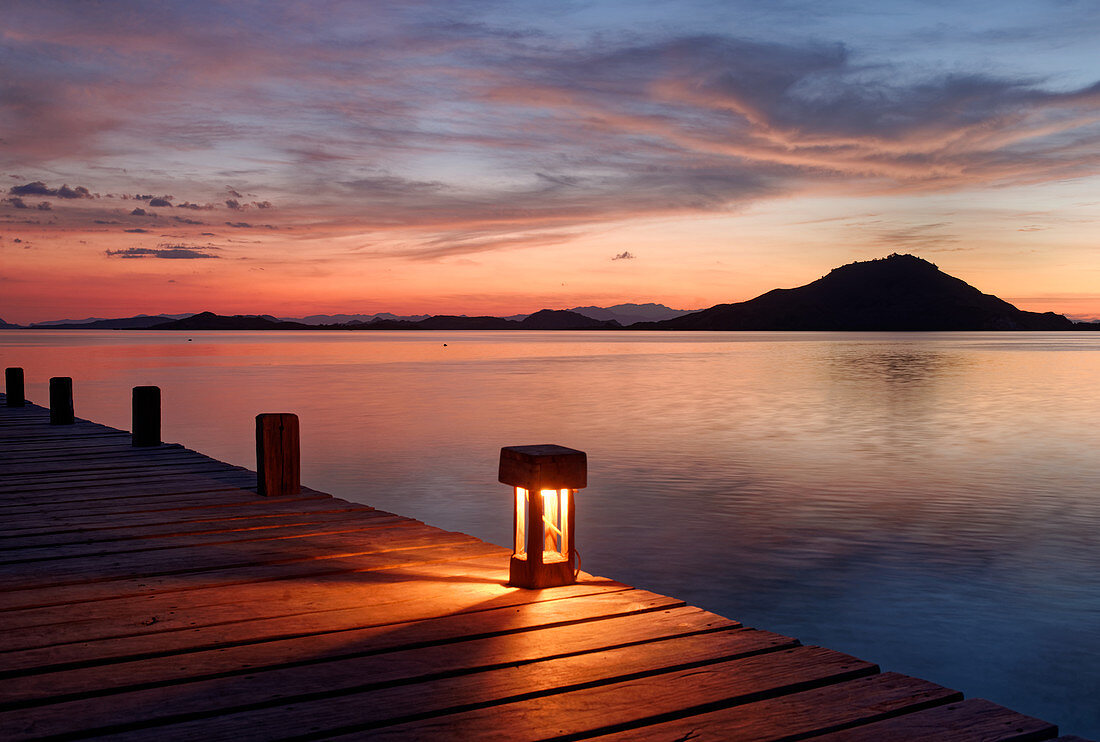 Steg mit Laterne am Abend mit Blick auf die Togean Inseln, Insel Sulawesi, Indonesien, Südostasien, Asien