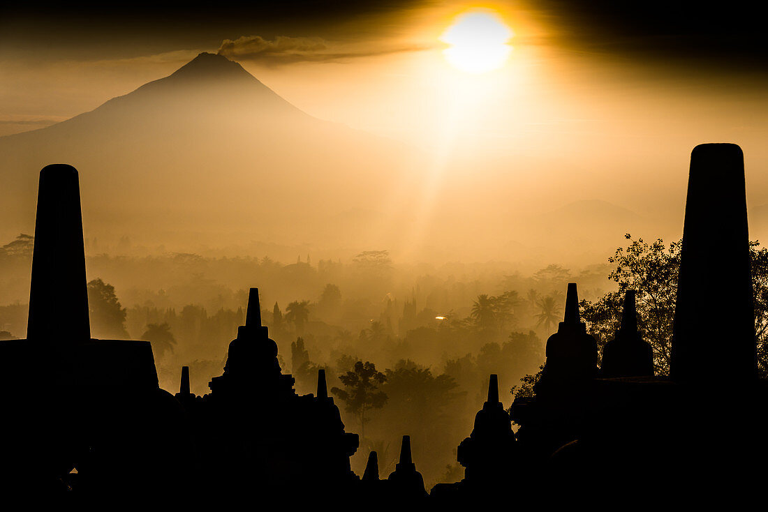 Östlich von Borobudur erhebt sich der aktive Vulkan Merapi, Insel Java, Indonesien, Südostasien, Asien