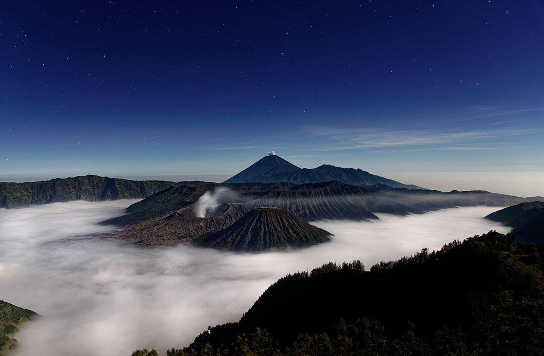 Nebeldecke über dem Großen Sandmeer, Vulkan Bromo und im Hintergrund der Semeru, Insel Java, Indonesien, Südostasien, Asien