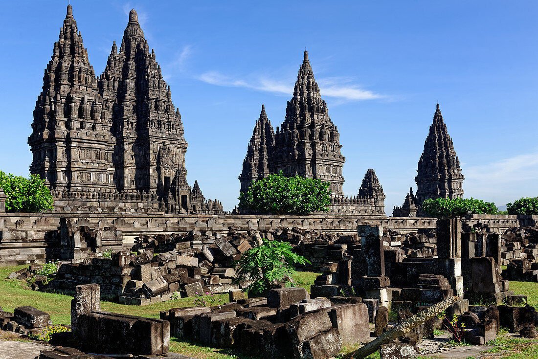 Durch Vulkanausbruch und Erdbeben teilweise zerstörter hinduistischer Tempel von Prambanan nahe Yogyakarta, Java, Indonesien, Asien