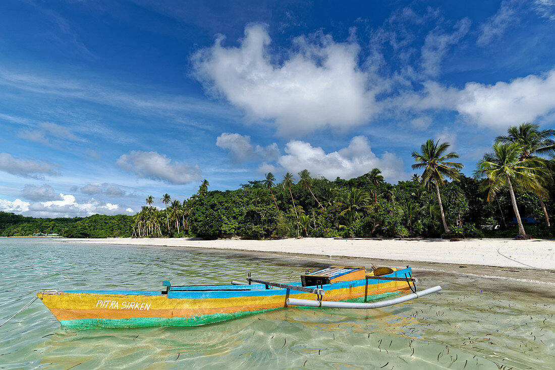 Einsames Fischerboot vor Kei Besar, Kei Inseln, Molukken, Indonesien, Südostasien, Asien
