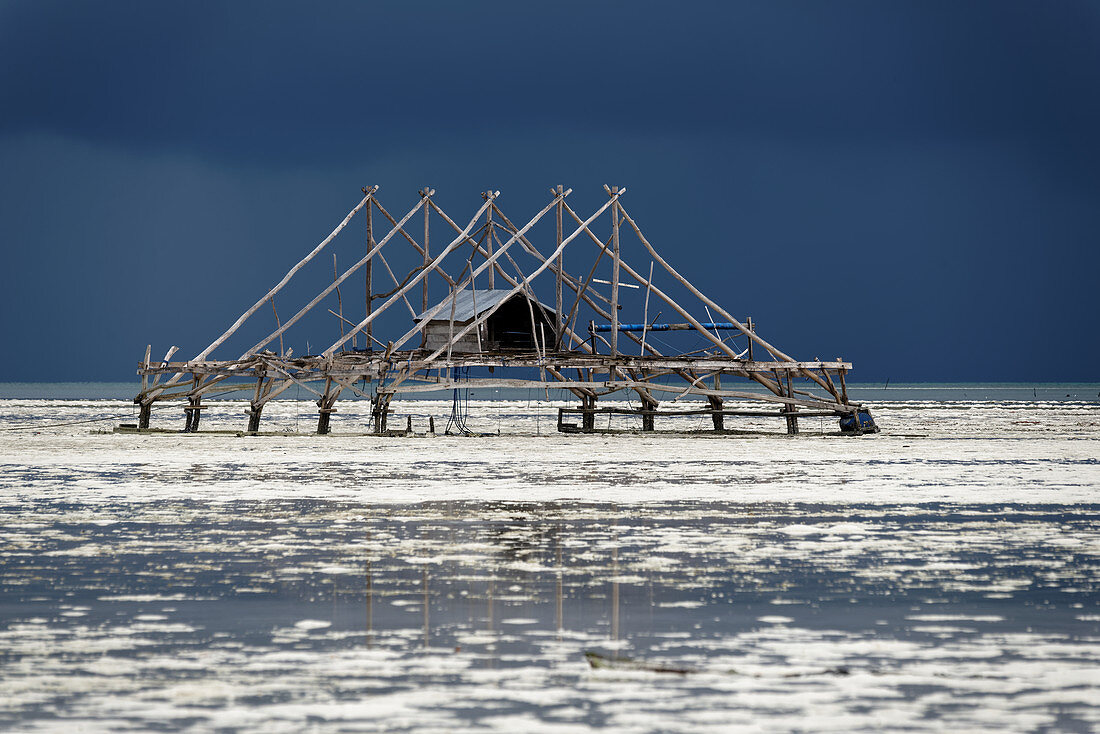 Mobile Fischfangstation in der Bucht Ohoidertawun im Norden von Kei Kecil, Kei Inseln, Molukken, Indonesien, Südostasien, Asien