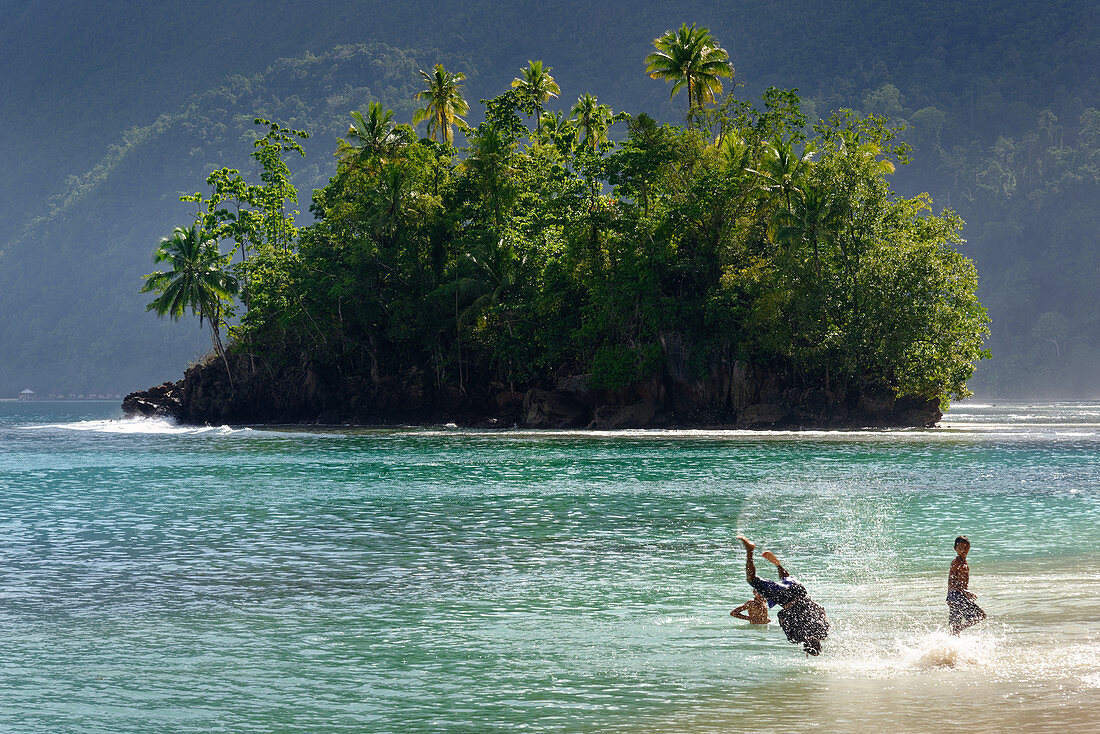 Beach in the south dee village of Saleman in the north of the island of Seram, Moluccas, Indonesia, Southeast Asia, Asia