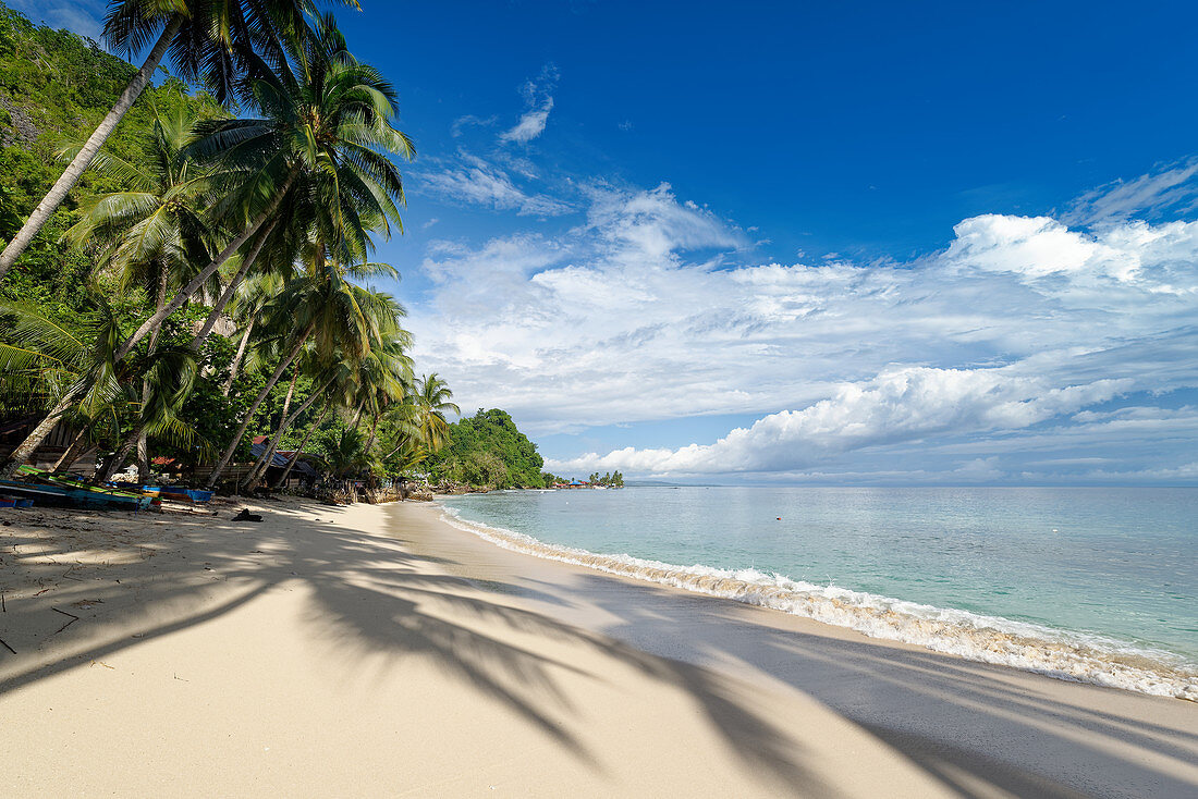 Strand im Süden des Dorfes Saleman auf der Insel Seram, Molukken, Indonesien, Südostasien, Asien