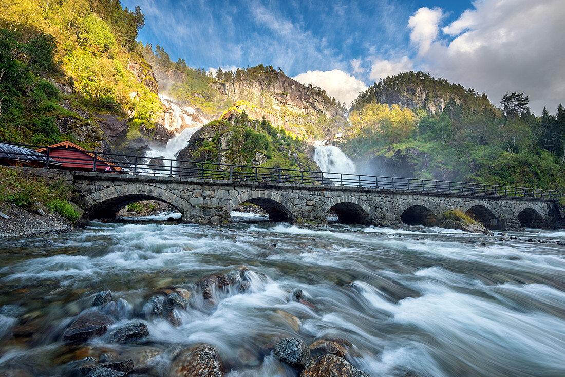 Latefossen, Wasserfall, Brücke, Straße, Odda, Fjordnorwegen, Norwegen, Europa 