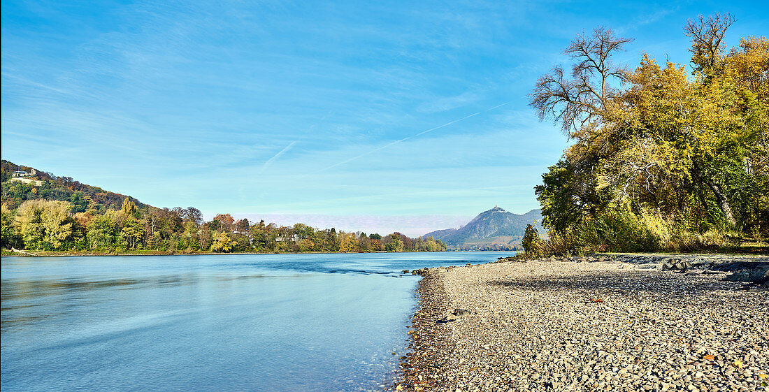 Der Rhein bei Bad Honnef mit Blick auf den Drachenfels, Nordrhein-Westfalen, Deutschland