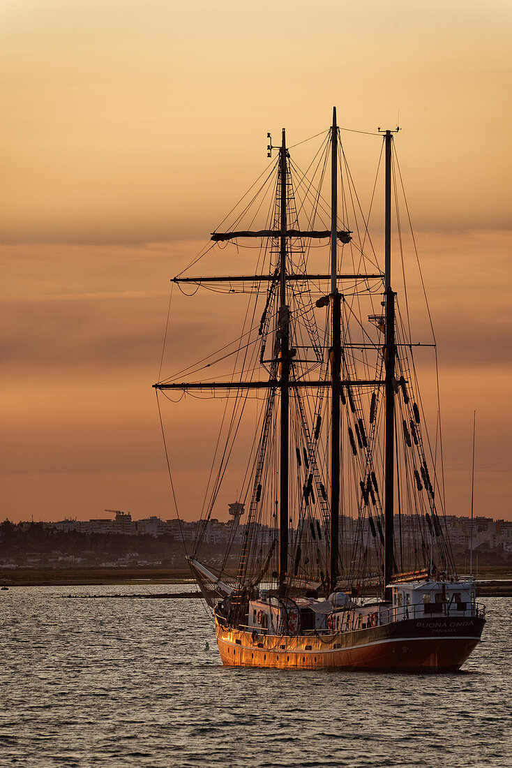 Dreimaster vor Culatra nahe Faro, Algarve, Portugal