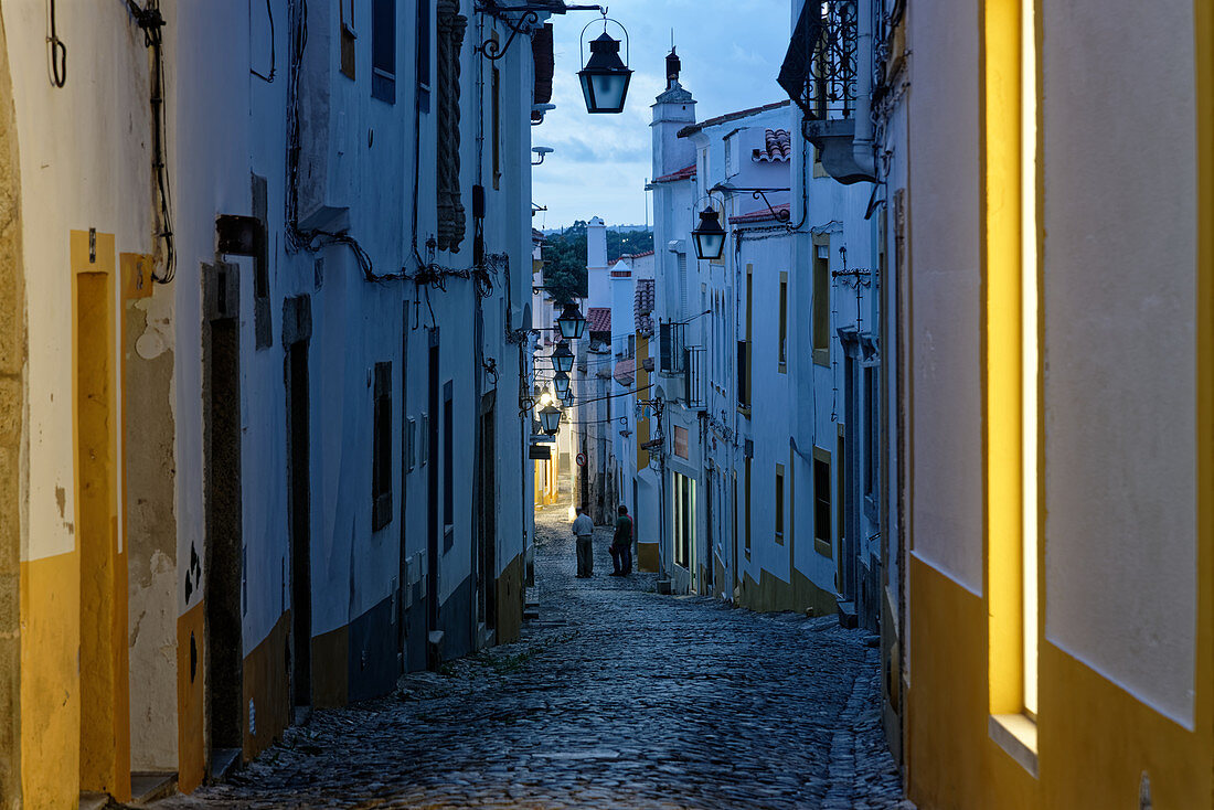 Tolle Atmosphäre am Abend in den Altstadtgassen von Evora, Alentejo, Portugal