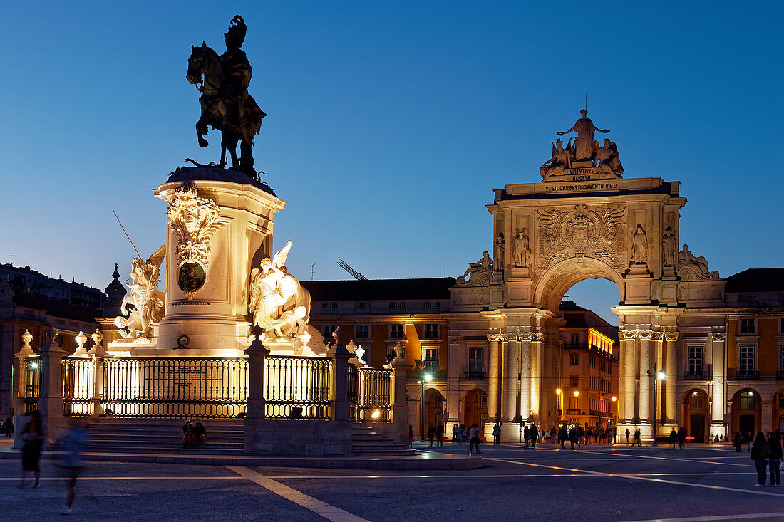In der Mitte des Praca do Comercio steht seit 1775 die Reiterstatue von König Dom José I., Lissabon, Portugal