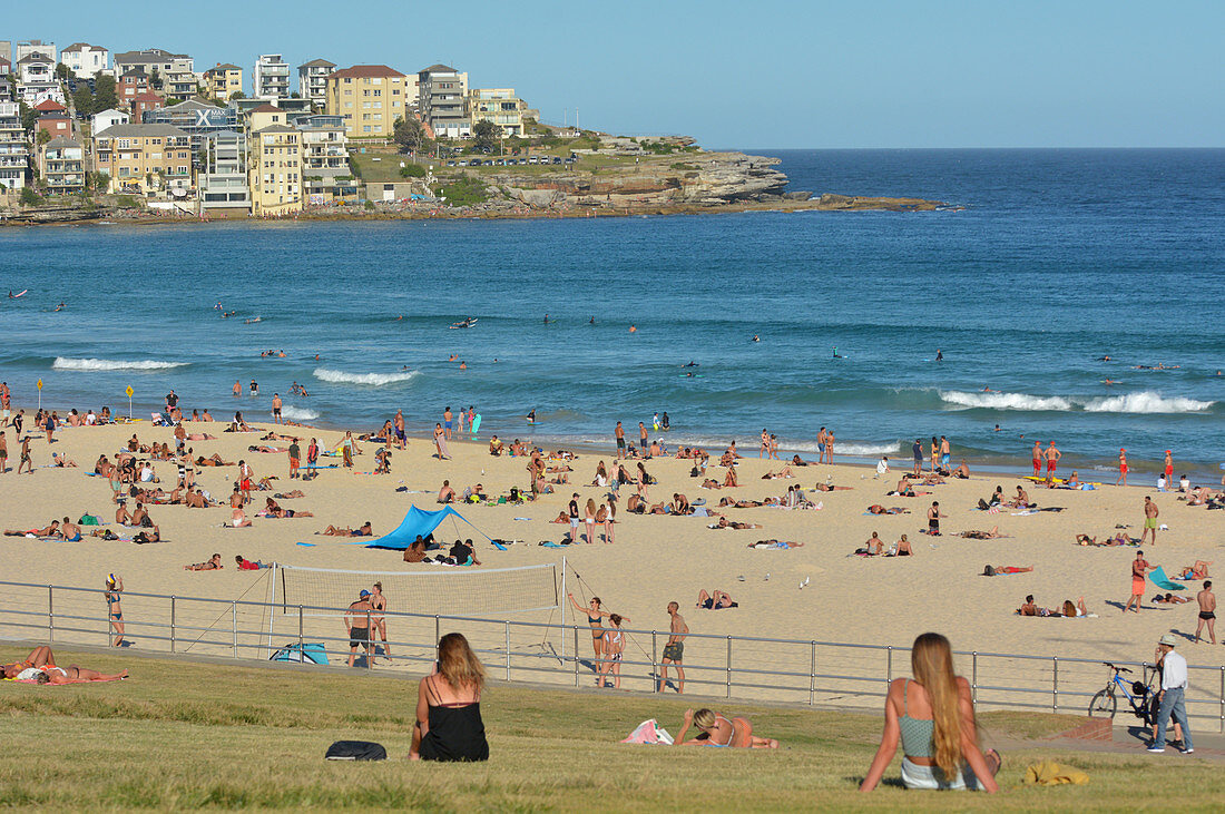 SYDNEY - 17. FEBRUAR 2019: Bondi Beach in Sydney, New South Wales Australien. Bondi Beach ist einer der bekanntesten Strände Australiens.