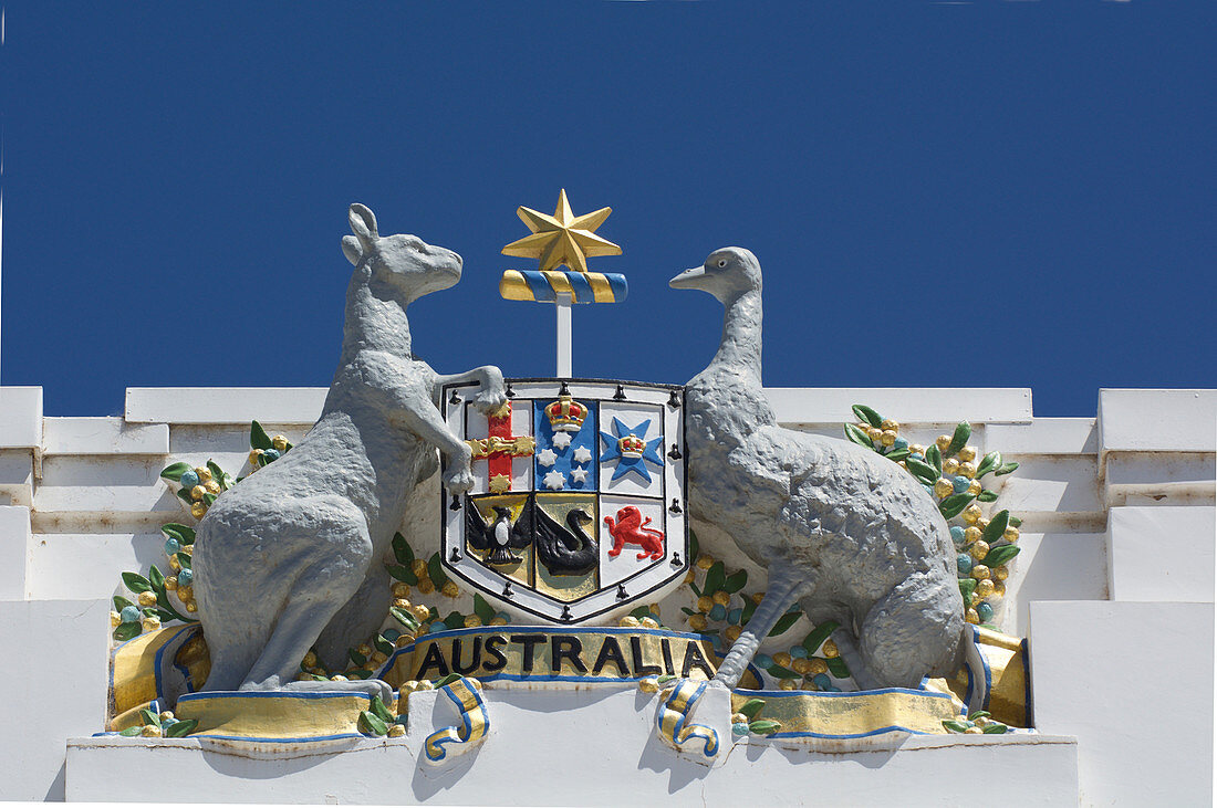 Australisches Wappen: Emu und Känguru Emblem auf dem alten Parlamentsgebäude in der parlamentarischen Zone von Canberra, Australia Capital Territory.