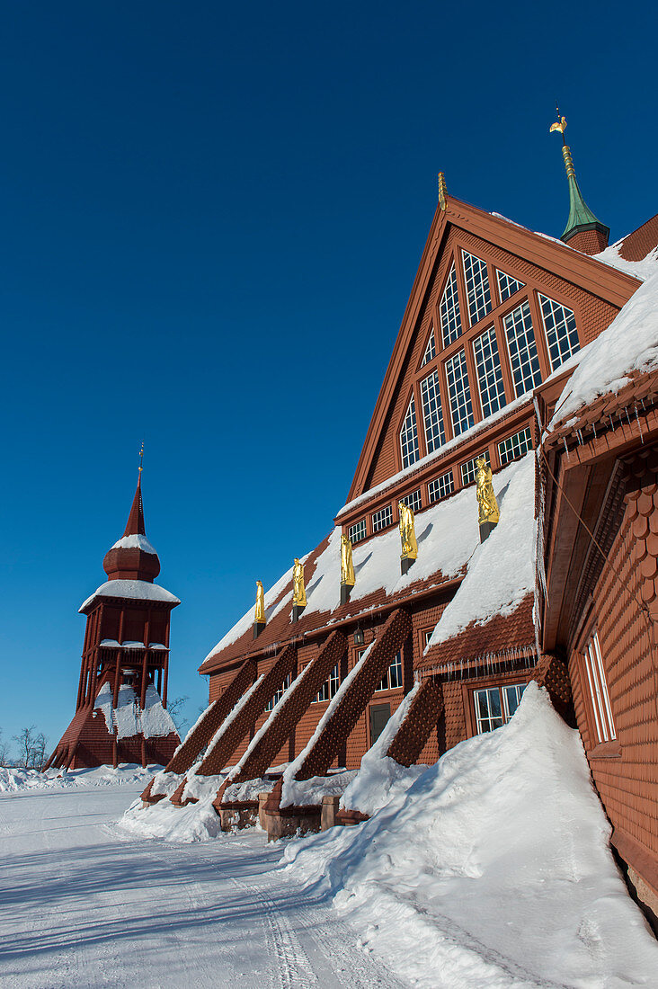 Die Kirche von Kiruna, eines der größten Holzgebäude Schwedens, wurde zwischen 1909 und 1912 im schwedischen Lappland im neugotischen Stil erbaut. Nordschweden.